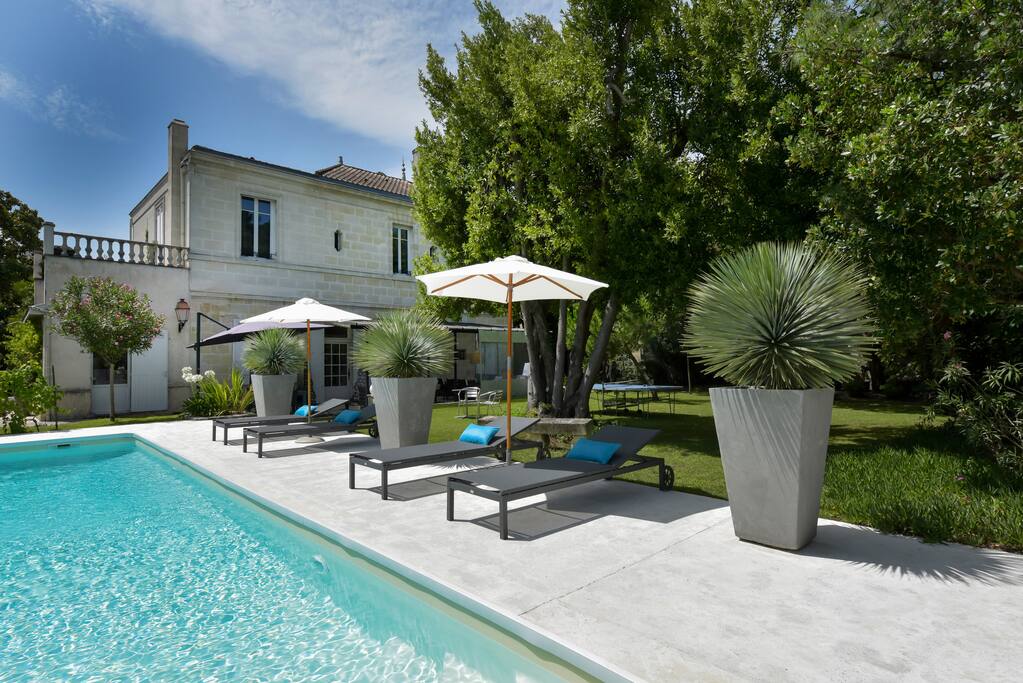 La villa, côté piscine. The villa, side pool