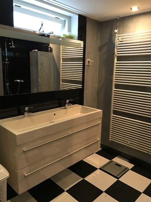 badkamer begane grond, aansluitend op ouderslaapkamer.