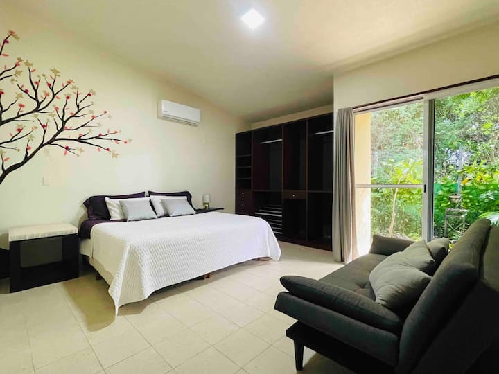 חדר שינה ראשי המשקיף על הגן, שבו שמים ציפורים באזור 