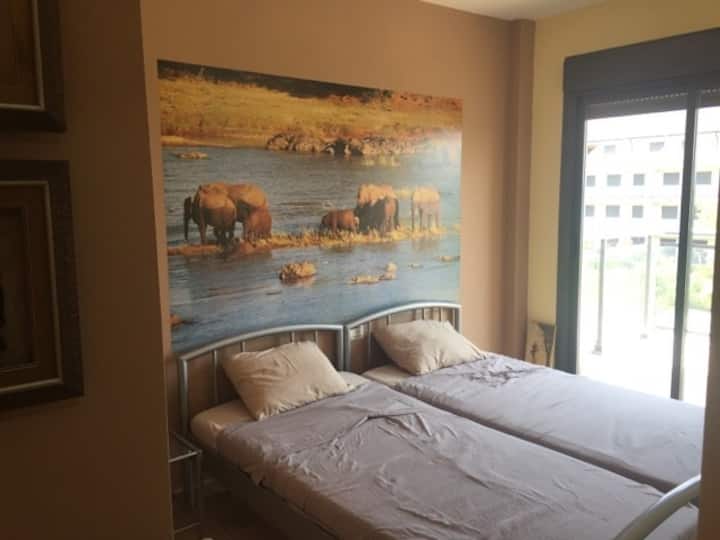 ორი საძინებლიდან ერთ-ერთი 2 ერთადგილიანი საწოლით