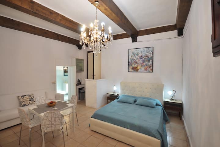 ИНДИЙСКО СТУДИО - апартамент В  ДУОМО НА ПЪРВИЯ ЕТАЖ  18  СТЪПКИ
monolocale indipendente al Duomo, primo piano , 18 scalini