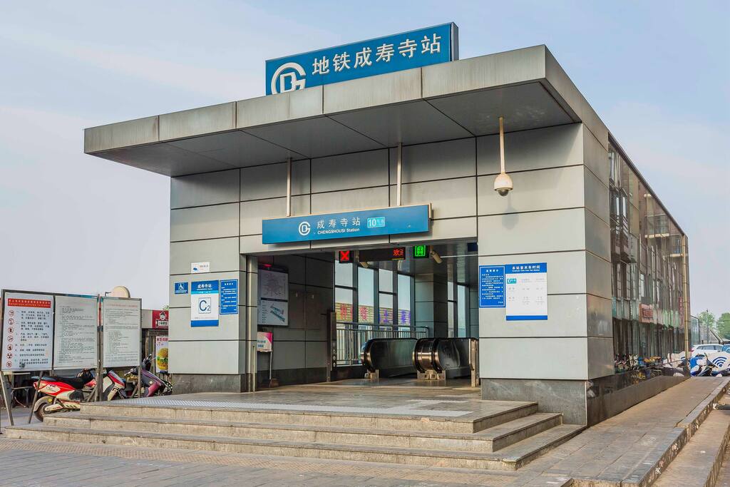 离地铁口30米