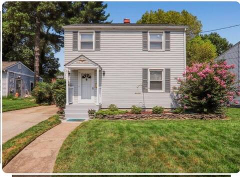 Minutes to Downtown Rockville
