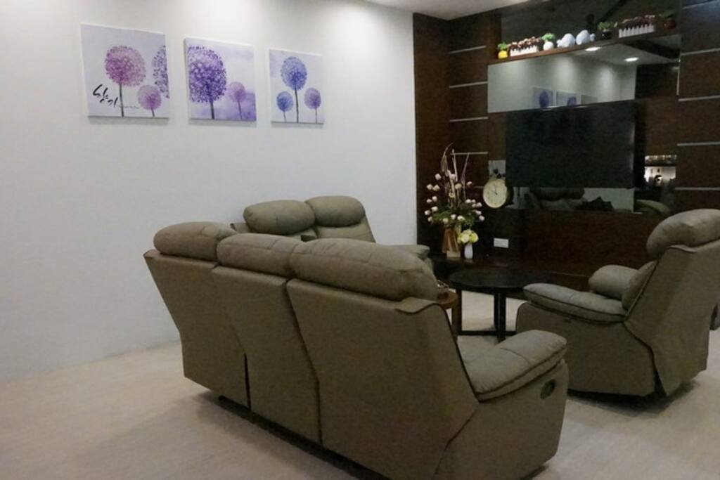 SPACIOUS LIVING ROOM WITH BRAND NEW FURNITURE