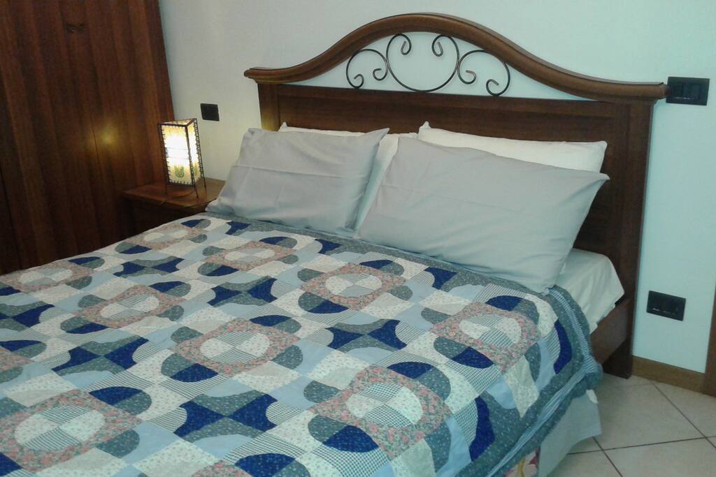 camera con letto matrimoniale