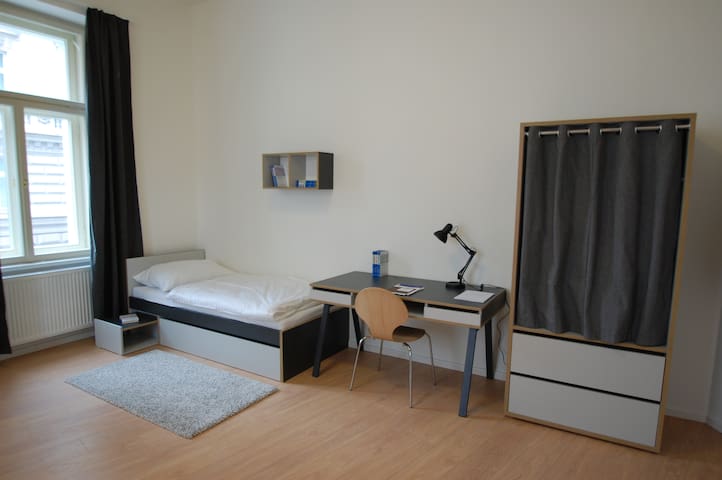 Penthouse 13/26 in the Center for 6