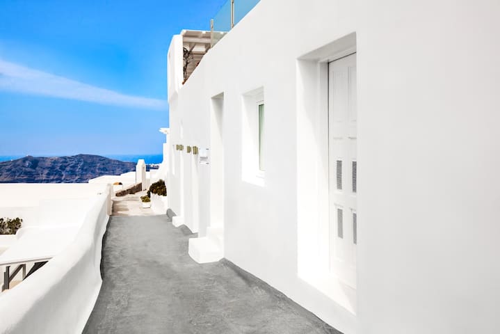 Erossea Villa Santorini / Suites level Caldera gallery image 4