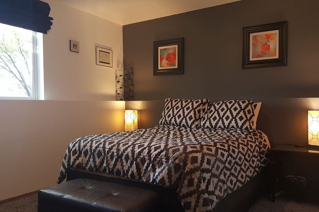 Full bed with 2 bedside lamps and end tables