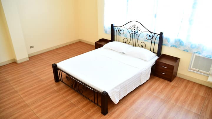 Dormitorio principal con cama tamaño queen, baño privado y vestidor.