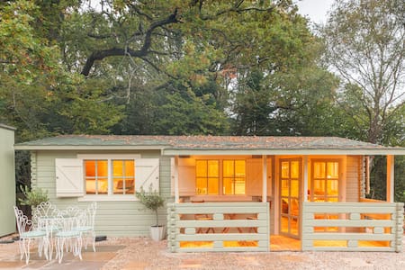 Family friendly sunny Log Cabin