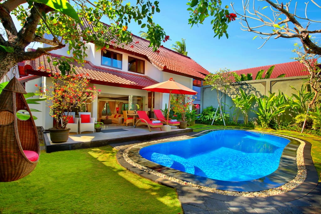 Rich sunbathing everyday oN luxury Big swimming pool