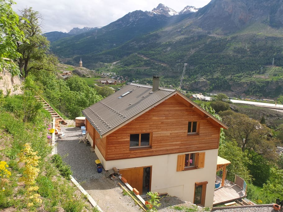 Vue sur le gîté, dans la partie gauche de la maison avec accès indépendant et espace extérieur privé