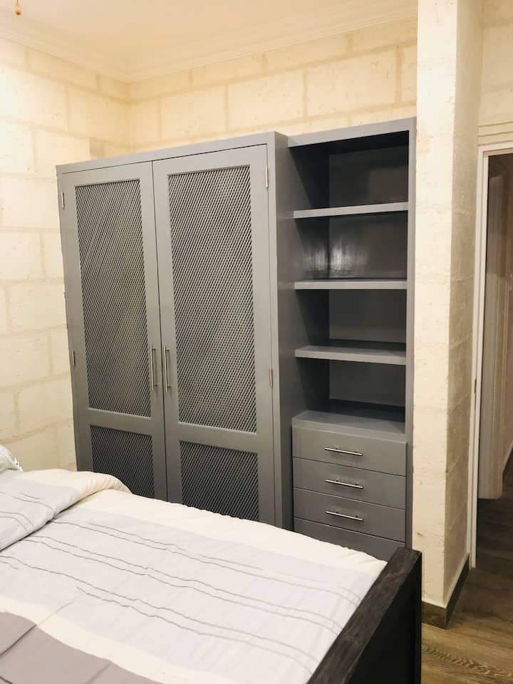 غرفة النوم رقم2 (سرير جانبي كبير) 