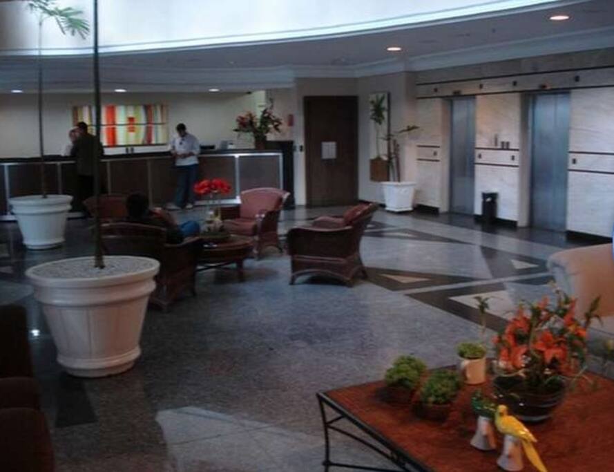 Toda comodidade de um hotel, com lavanderia, serviço de quarto, garagem com manobrista, restaurante