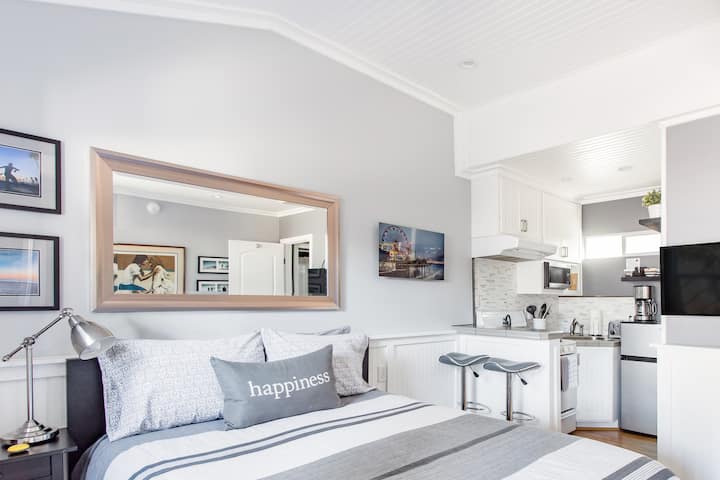 Studio Apartment With Private Patio - Venice Beach, CA