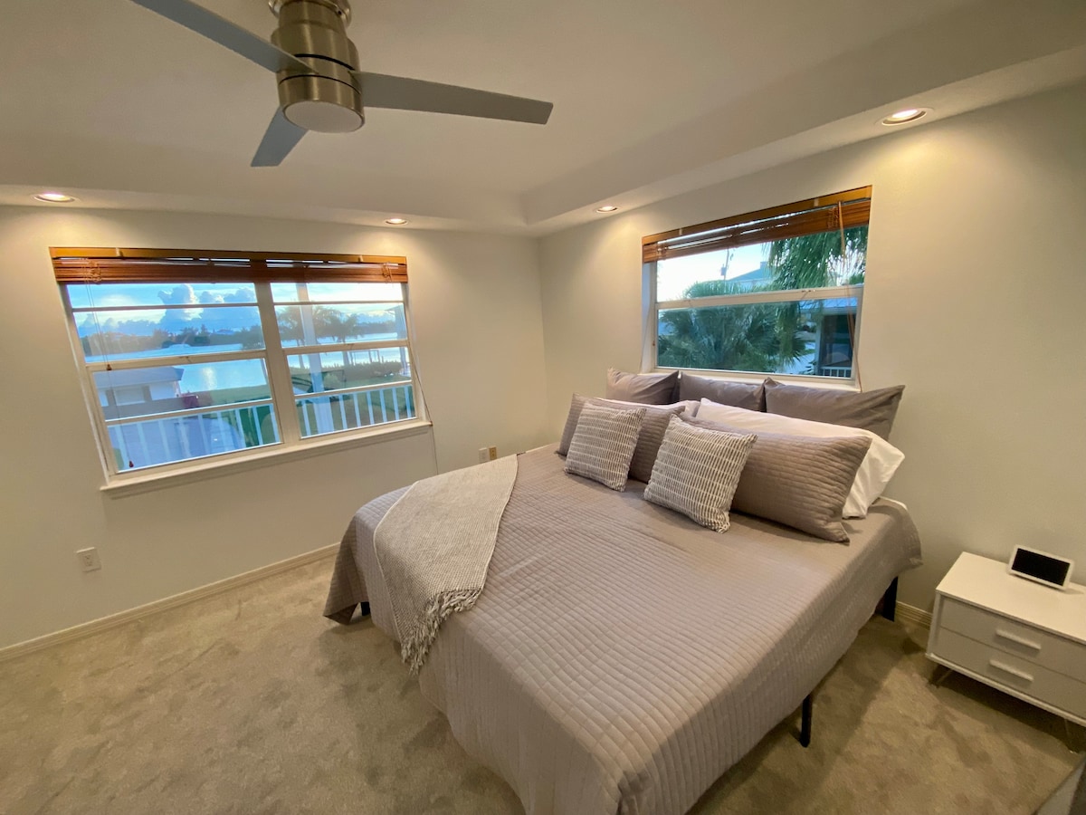 Despiértate en este dormitorio tamaño king con vistas a Lemon Bay. Cada dormitorio también tiene un escritorio y una silla perfectos para trabajar desde casa. 