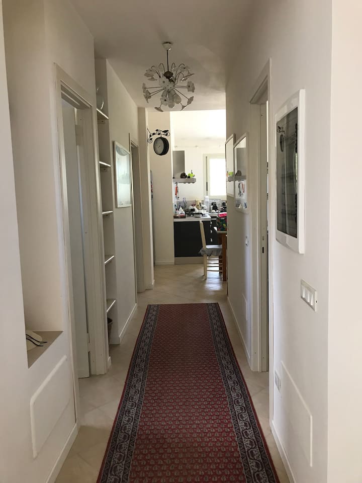 Corridoio che collega la cucina al soggiorno,lungo il quale si aprono le porte della lavanderia e del bagno della zona giorno