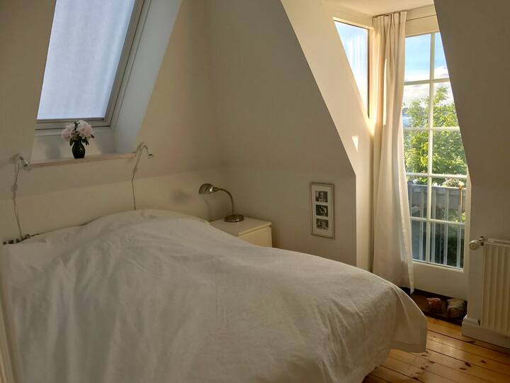 Спална соба со брачен кревет (широк 150-179