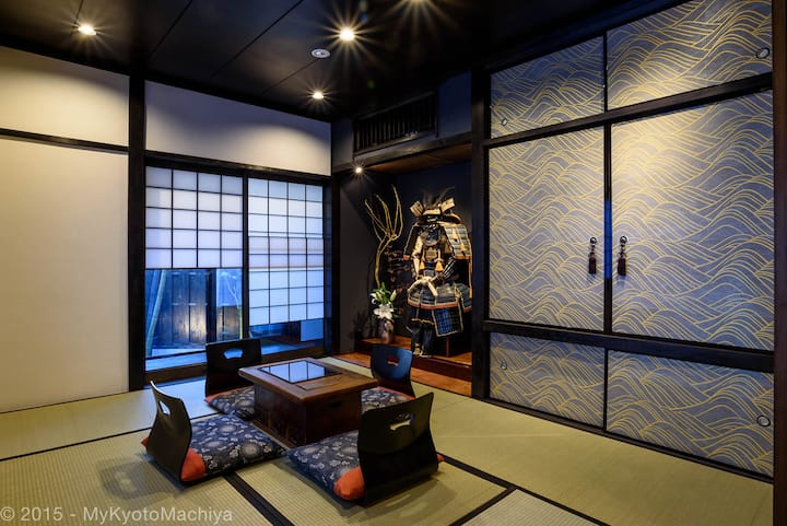 ห้องนั่งเล่นที่มีสวนด้านหลังร้าน "Yukimi" Samurai Joe อยู่ใน Tokonoma (Alcove)