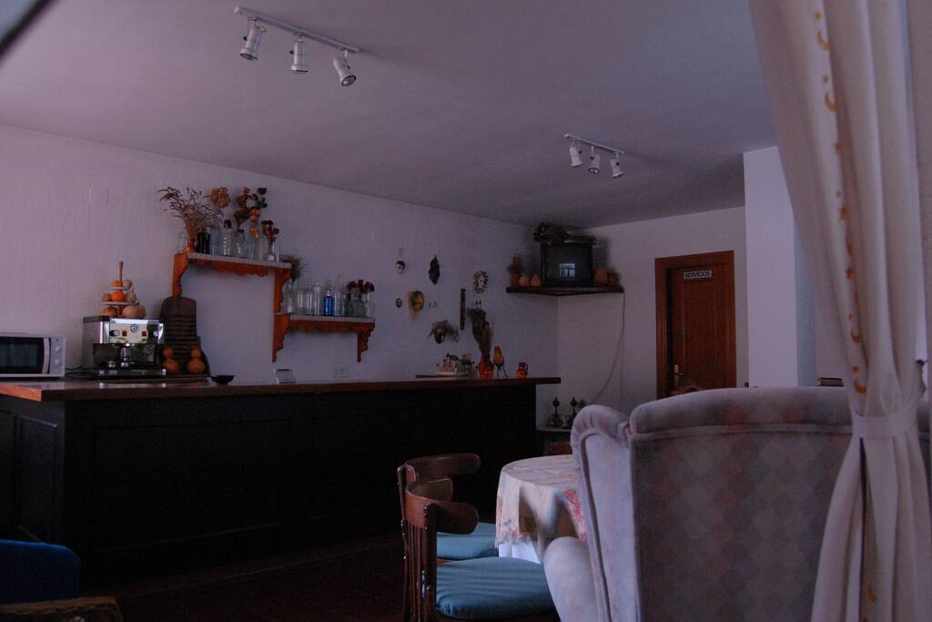Salón social disponible para los viajeros. Cuenta con televisión y microondas.