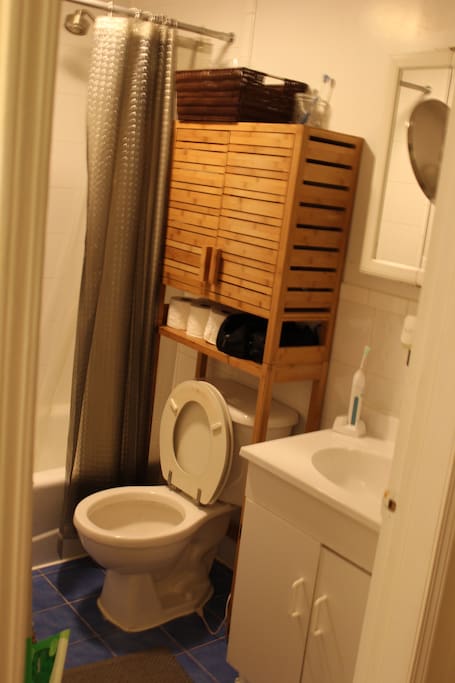 bathroom with bath/shower