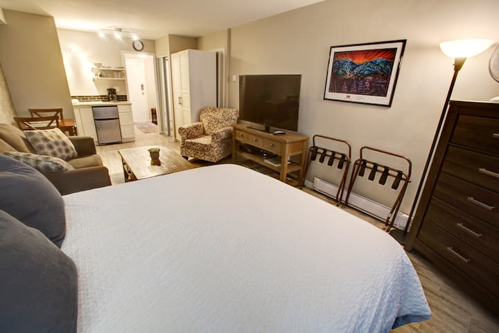 "Kerry’s airbnb is very modern with a large comfy bed, large shower and TV. Perfect for relaxing after a day of mountain biking or skiing."--Kimberley