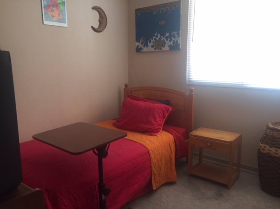 Habitación con una cama de plaza y media con tv