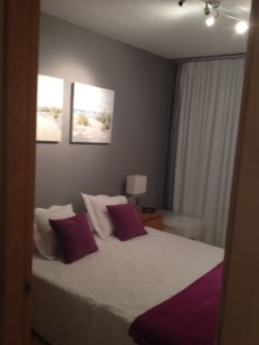 Dormitorio con cama matrimonio
