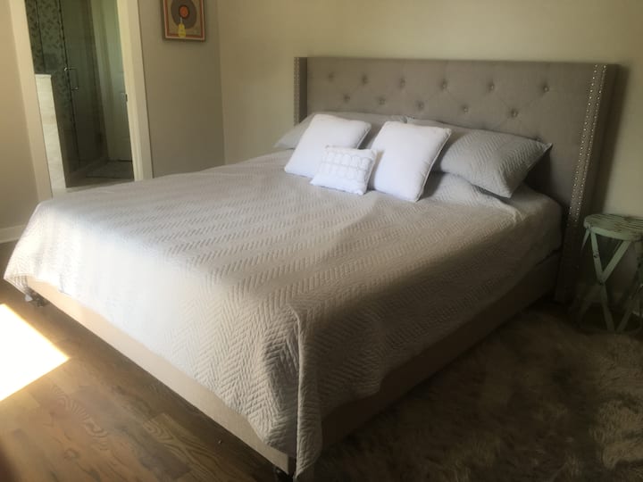 Chumba kikubwa cha kulala na kitanda cha mfalme na godoro la kumbukumbu ya tempurpedic 