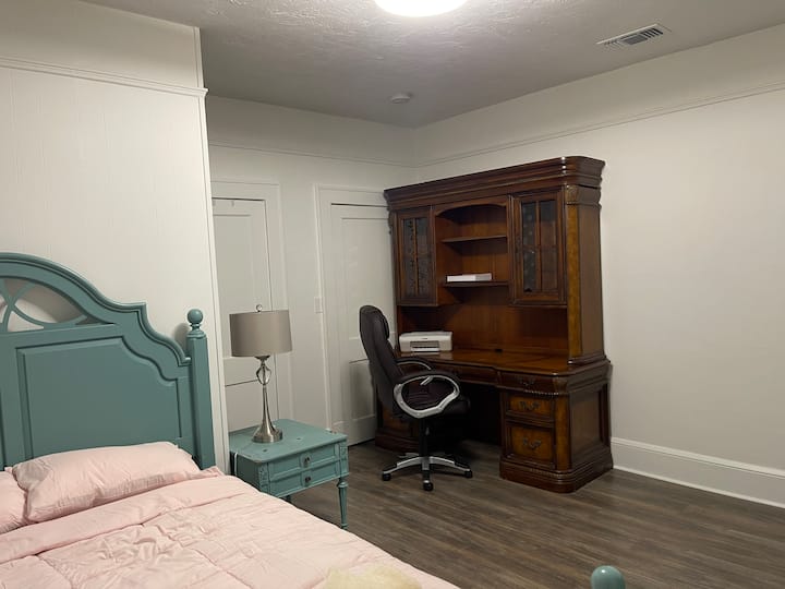 2号卧室配有办公区 