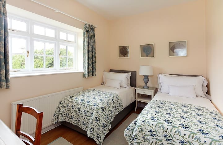 ห้องนอนเตียงแฝดห้องนอนที่ 2 (สามารถผลักกันเป็นเตียงคู่ได้)