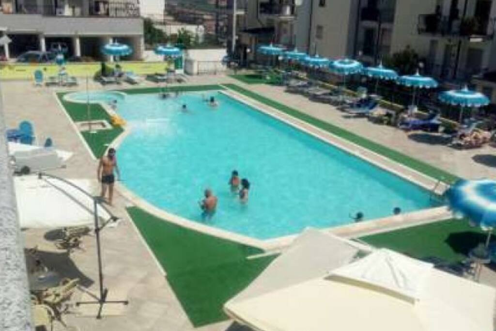 Piscina con idromassaggi e piccola palesta, ristorante e bar.
