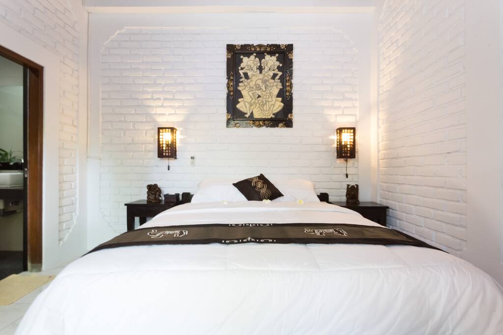 Bedroom with queen size mattress en-suite bathroom