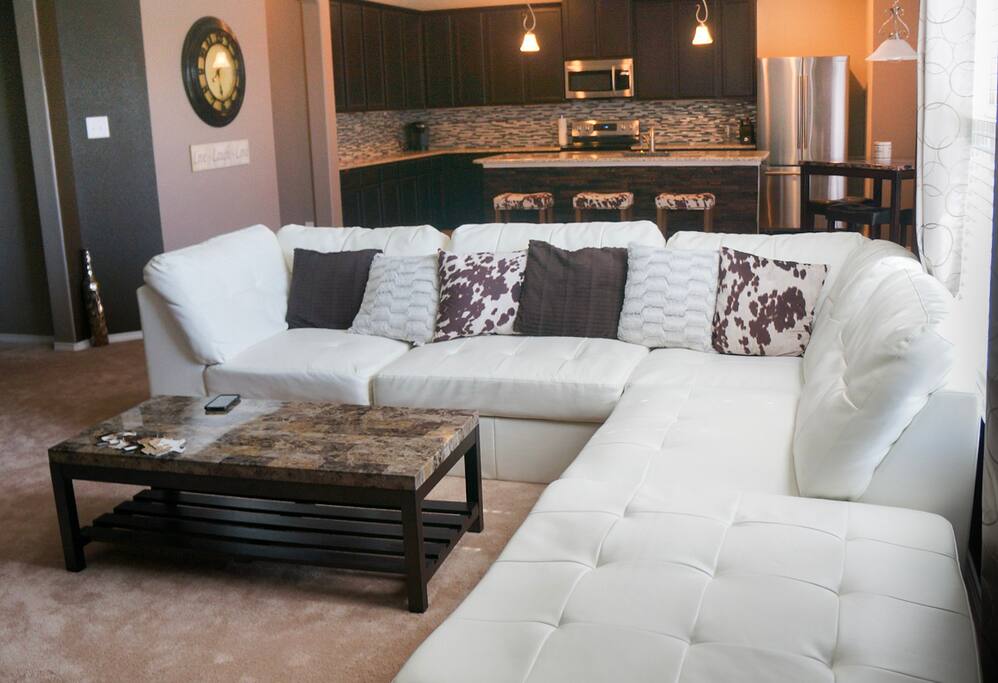 Lare Living room with open concept to the kitchen