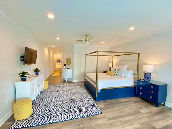 ห้องนอนใหญ่ที่น่าทึ่งพร้อมเตียงขนาดคิงไซส์