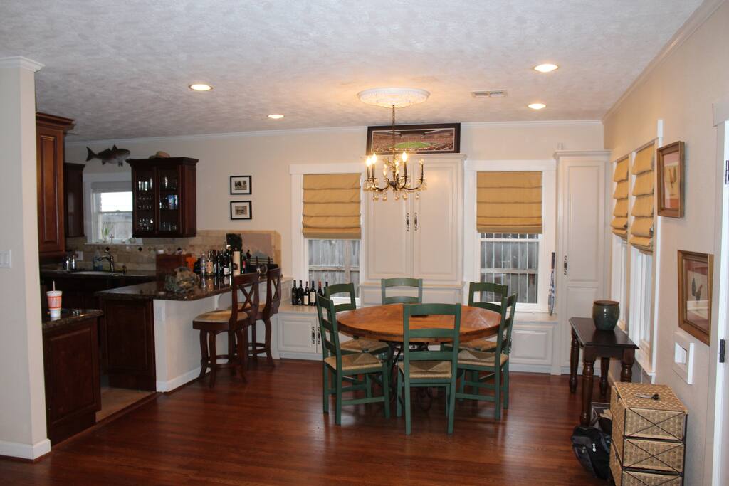 Dinning room table seats 6 + 2 at bar
Fun eating/drinking atmosphere