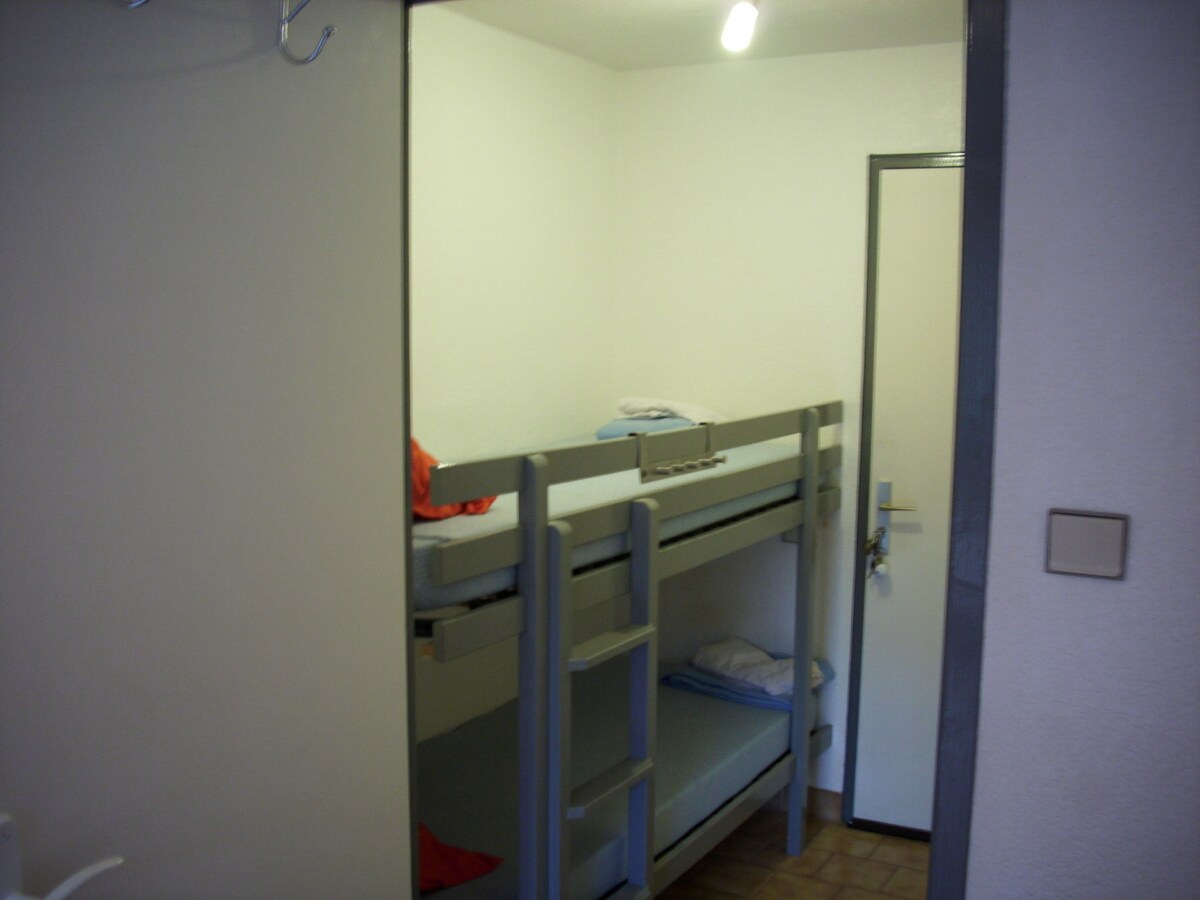 Дрвена колиба со поглед на соба 2 кревета на спрат возрасни