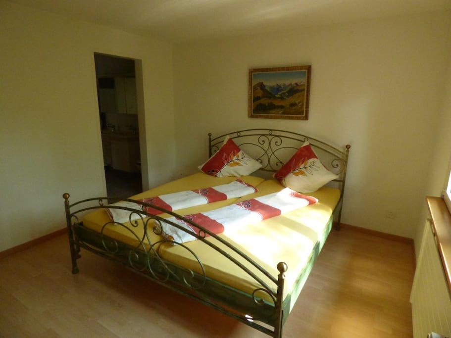 Die Wohnung verfügt über 3 Schlafzimmer: ein Zimmer mit Doppelbett (Bild), ein Zimmer mit Doppel- und Einzelbett, ein Zimmer mit Einzelbett. Alle Betten mit qualitativer Markenmatratze.
