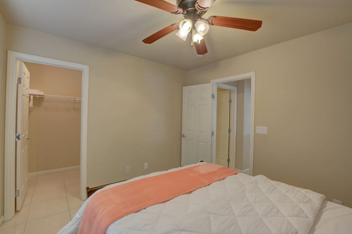 Las Vegas home nearby airport, shopping and strip! gallery image 3