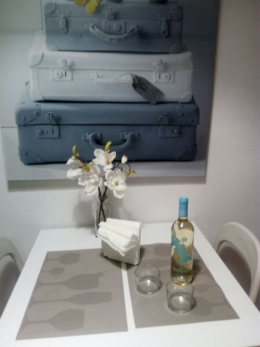 Mesa de comedor con tres sillas