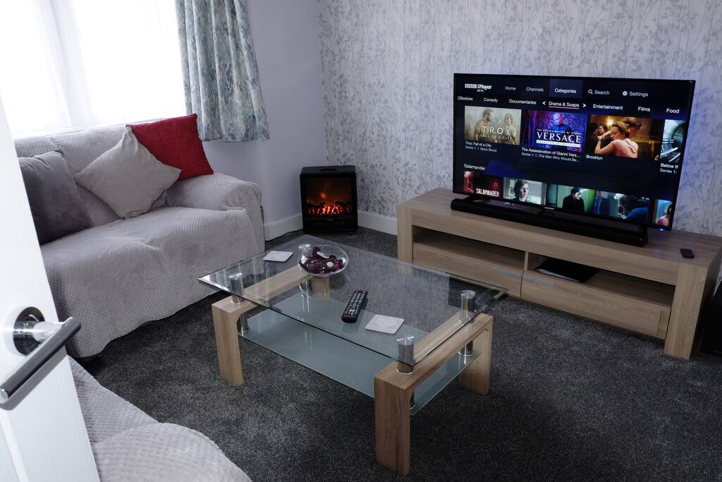 Lounge with 49" TV