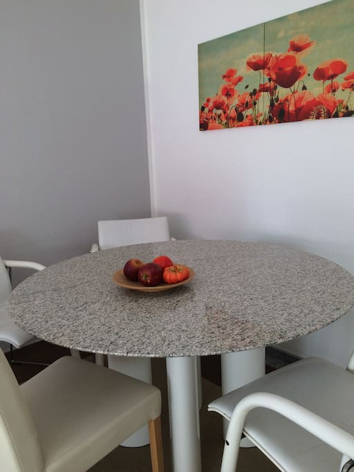 Der große Esstisch im Wohn- Esszimmer