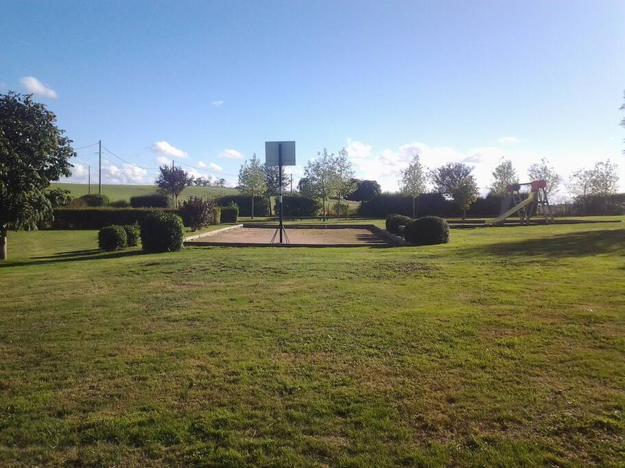 Pétanque, basketball court and playground