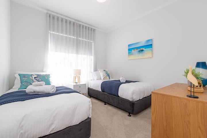 В третата спалня има две единични легла и удобен скрин за допълнително съхранение - идеален за по - малките деца!