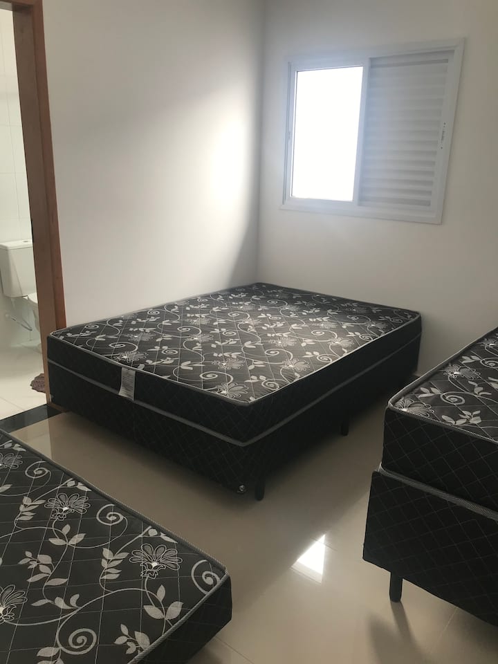 סוויטה מאובזרת עם מיטה זוגית אחת ושתי מיטות יחיד 