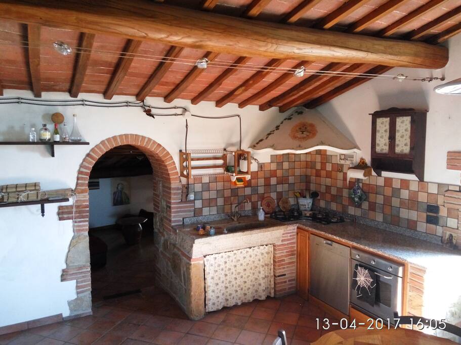cucina con passaggio in salottino