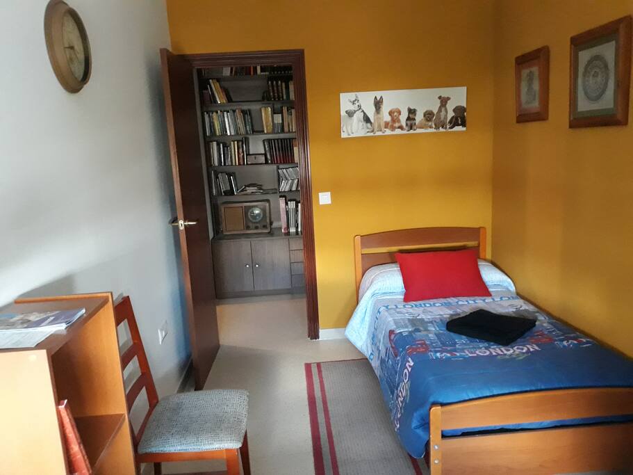 Cama, al fondo el pasillo