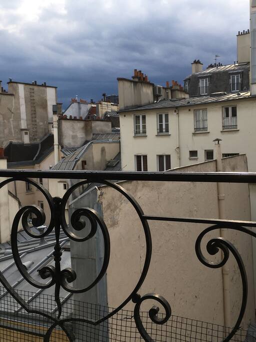 une vue sur les toits de Paris et, au fond, la tour Montparnasse