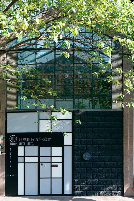 旅舍门口