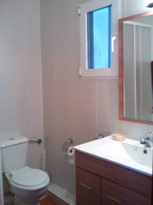 CUARTO DE BAÑO CON DUCHA